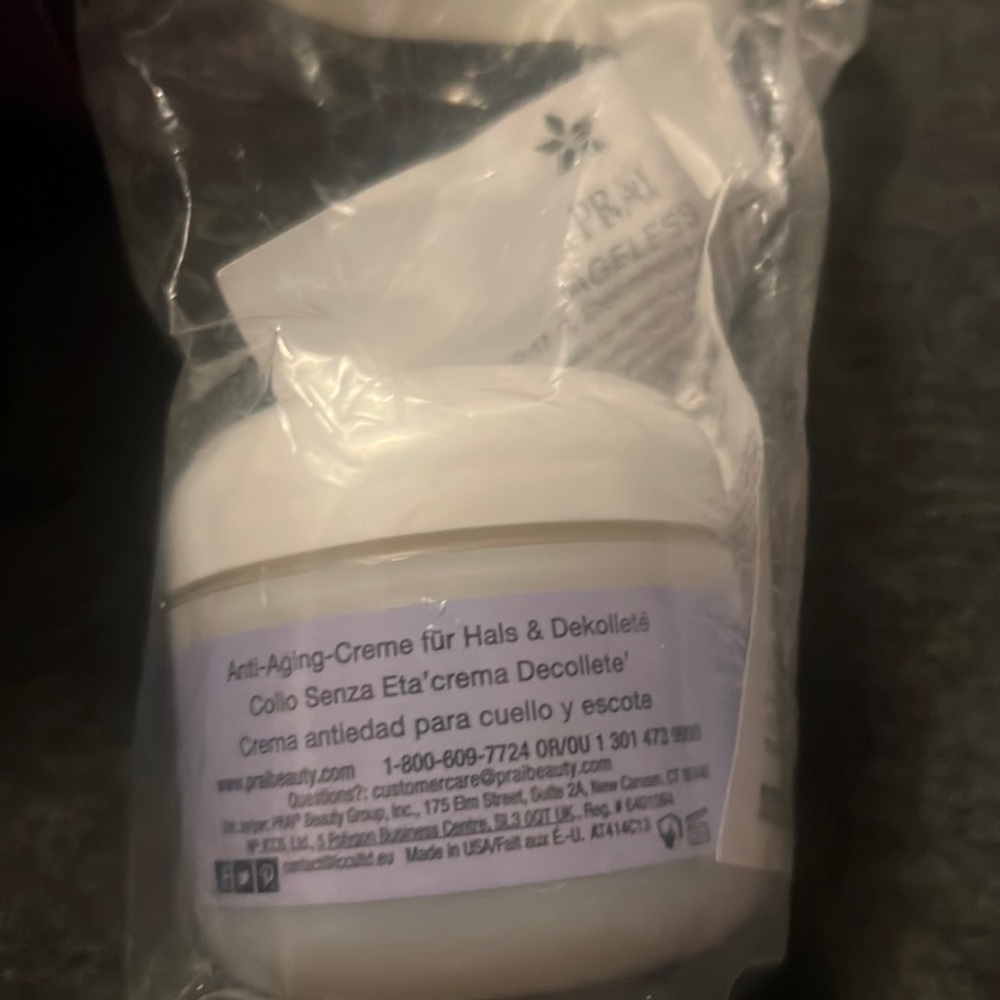 NWT Ageless Throat & Décolletage Creme